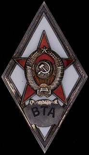 Знак за окончание ВТА им. Кагановича. Серебро, эмаль. Тип 1. Оригинальная закрутка Знак за окончание ВТА им. Кагановича. Серебро, эмаль. Тип 1. Оригинальная закрутка