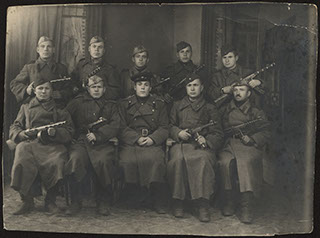 Групповая фотография красноармейцев после окончания боевых действий на Востоке Групповая фотография красноармейцев после окончания боевых действий на Востоке