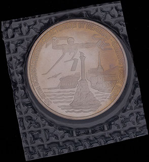 3 рубля 1994 г. «Освобождение г. Севастополя от немецко-фашистских войск». Мельхиор. Unc. В оригинальной упаковке 3 рубля 1994 г. «Освобождение г. Севастополя от немецко-фашистских войск». Мельхиор. Unc. В оригинальной упаковке
